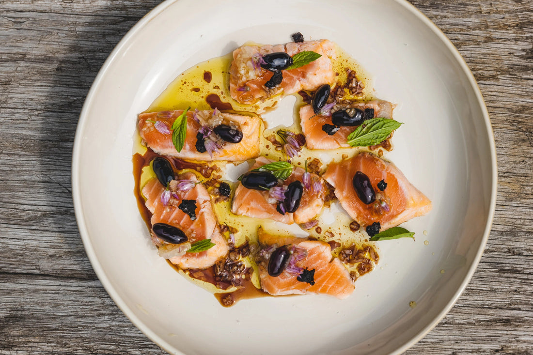 Mi-cuit de saumon, vinaigrette vierge, ail noir et bleuets
