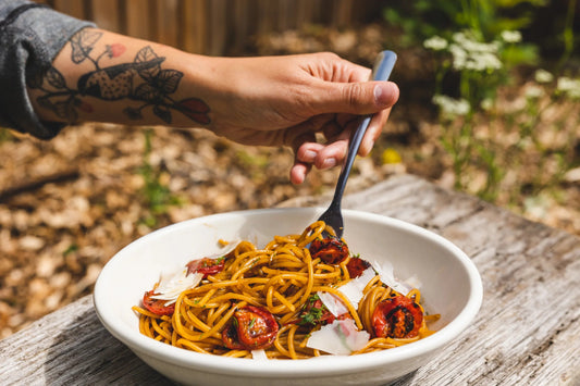 Spaghetti d’été aux tomates confites et ail noir
