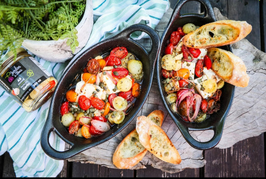 Fromage feta , tomates cerises ,oignons rouges, câpres et ail mariné au four