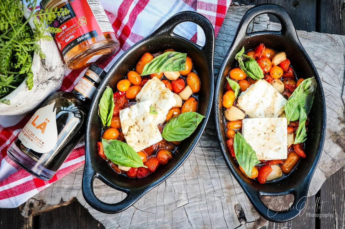 Tomates cerises au four avec fromage Fêta, ail mariné et sirop ail noir