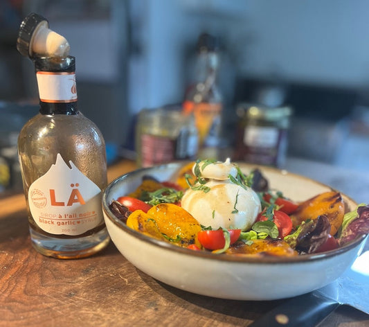 Burrata au sirop à l’ail noir et aux pêches grillées sur BBQ