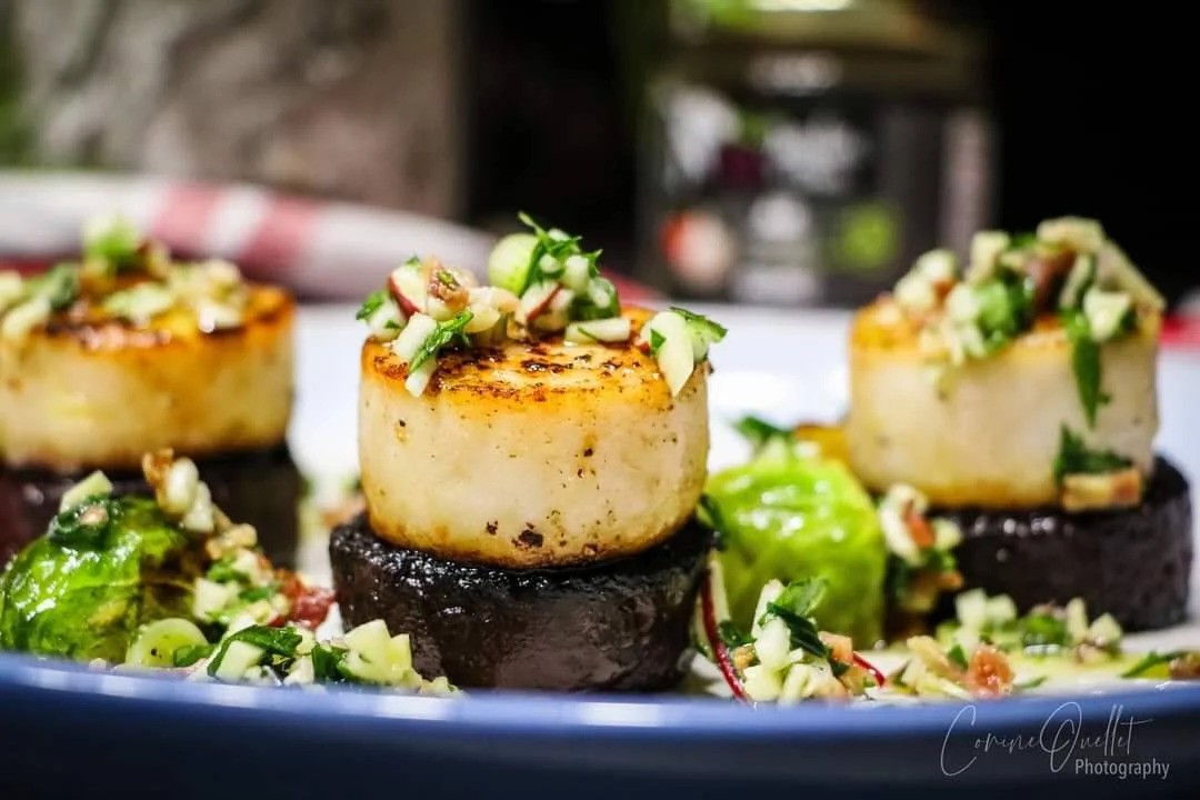 PÉTONCLES ET BOUDIN ,POMMES , BACON ET AIL MARINÉ ( SIGNÉ CORINE OUELLET )