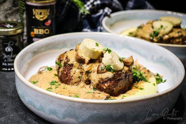 STEAK WAGYU ,SAUCE A L'AIL NOIR NOIR ET FOIE GRAS( PHOTO ET RECETTE SIGNÉ CORINE OUELLET)